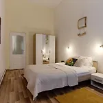 4 Rooms Next To The Nightlife