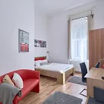 4 Rooms Next To The Nightlife