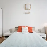 4 Rooms Next To The Nightlife