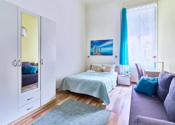 4 Rooms Next To The Nightlife